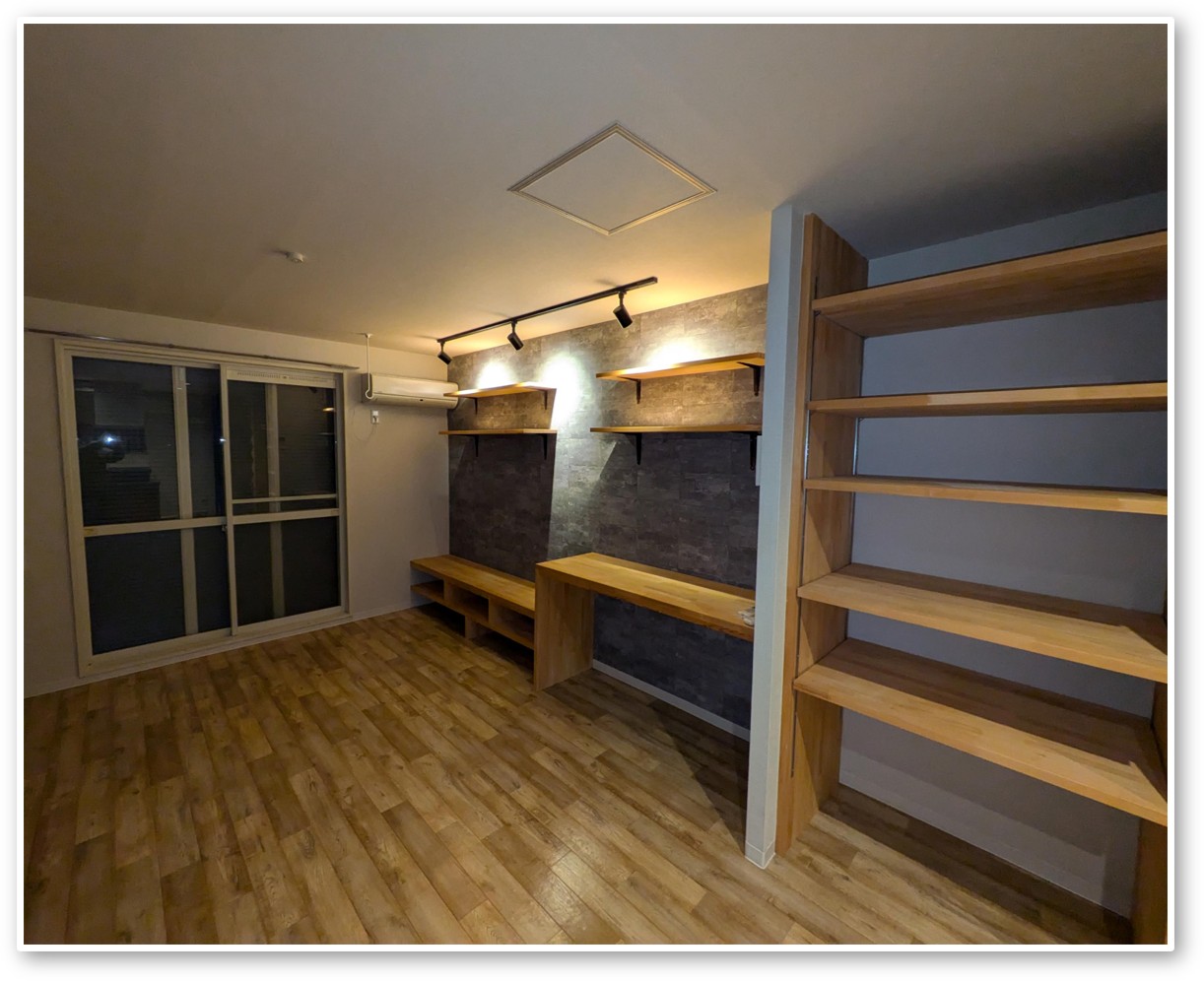 木製カウンターと壁面棚のある部屋