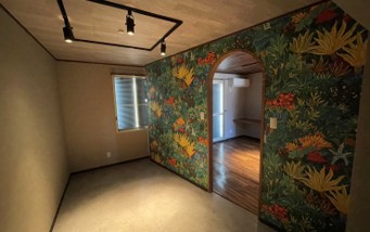 さいたま市のジャングル風アクセントクロスを施工した部屋